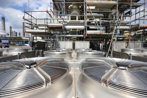 Ventiladores junto a la planta de electrólisis en la refinería de hidrógeno verde Wesseling, operada por Royal Dutch Shell Plc, en Wesseling, Alemania, el viernes 2 de julio de 2021.