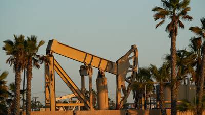 Vendedores en corto de acciones petroleras recortan su exposicióndfd