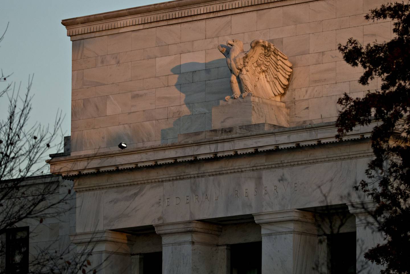 Una escultura de un águila en la fachada del edificio Marriner S. Eccles de la Reserva Federal en Washington, D.C., Estados Unidos, el viernes 18 de noviembre de 2016.