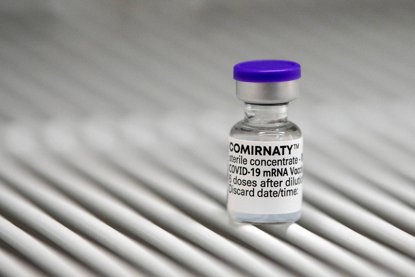 Un vial de la vacuna de Covid-19, producido Pfizer Inc. y BioNTech SE, en almacenaje refrigerado. Fotógrafo: Benjamin Girette/Bloomberg