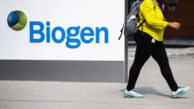 Un peatón pasa por delante de la sede de Biogen Inc. en Cambridge, Massachusetts, EE.UU., el lunes 7 de junio de 2021. Fotógrafo: Adam Glanzman/Bloomberg