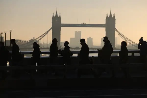 Viajeros en el Puente de Londres se dirigen a la City de Londres, Reino Unido, el martes 18 de enero de 2022. El mercado laboral británico creció con fuerza a pesar de un aumento de las infecciones por coronavirus a finales del año pasado, con vacantes que alcanzaron la cifra récord de 1,25 millones en el cuarto trimestre y un descenso inesperado del desempleo.