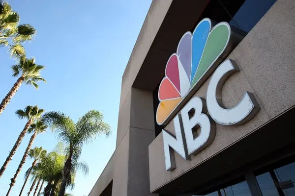 Un logo de NBC en sus estudios, el 1 de diciembre de 2009 en California. Foto de David McNew/Getty Images.