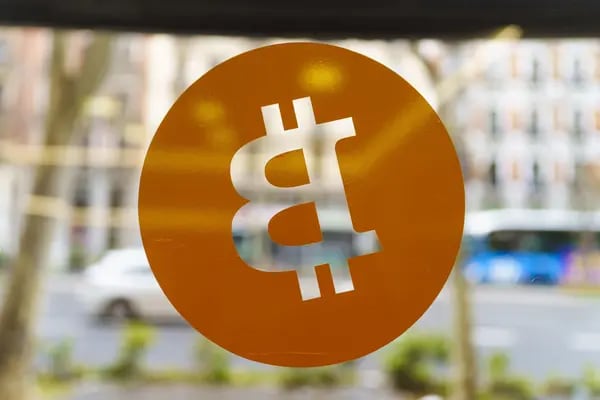 Un logotipo de Bitcoin invertido en la ventana de un intercambio de criptomonedas en Madrid, España, el jueves 17 de marzo de 2022.