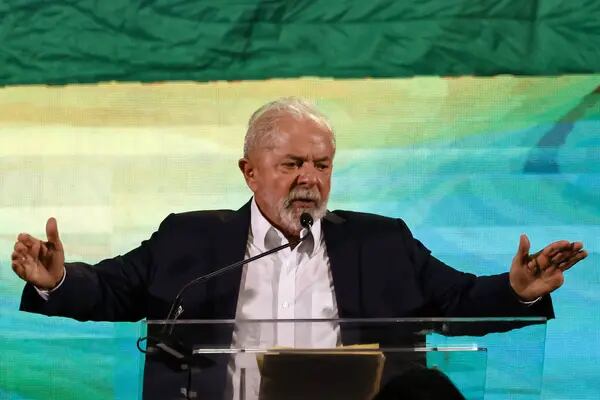 Lula habla durante un evento para anunciar su precandidatura a las elecciones presidenciales en el Expo Center Norte de Sao Paulo el 7 de mayo de 2022.