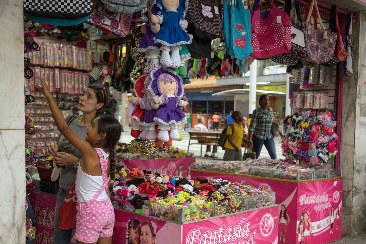 Una mujer y una niña compran en la tienda Fantasia Virtual en Medellín, Colombia, el lunes 14 de marzo de 2016.