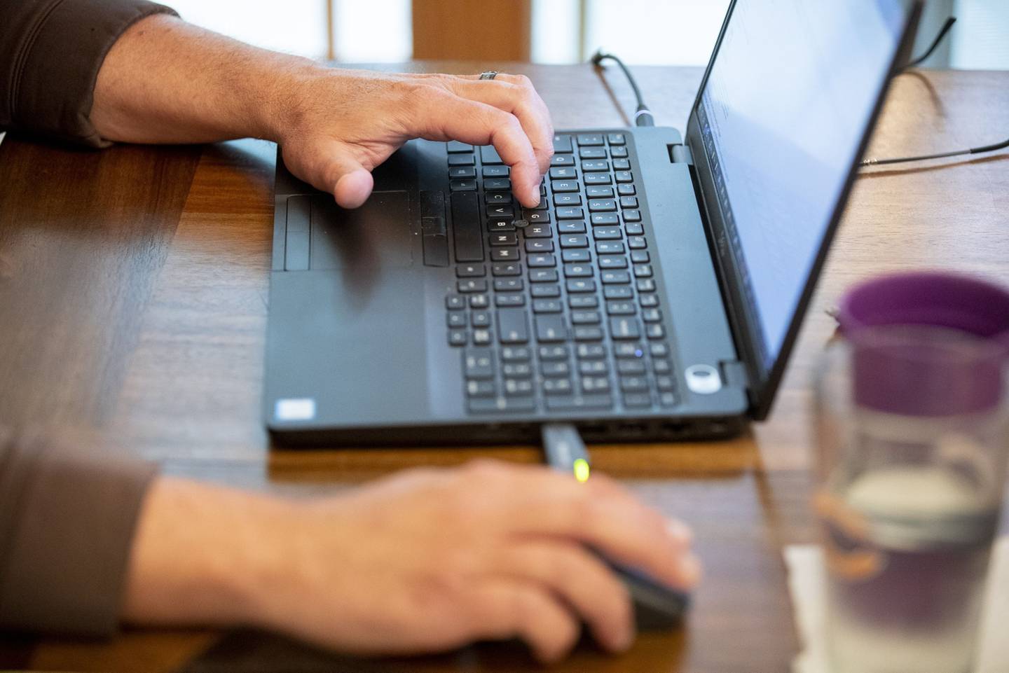 Una persona usa una computadora portátil mientras trabaja desde su casa en una fotografía tomada en Princeton, Illinois, EE.UU., el martes 8 de septiembre de 2020.