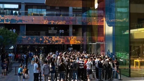 Compradores acuden en masa a las tiendas de Apple en China pese al veto al iPhonedfd