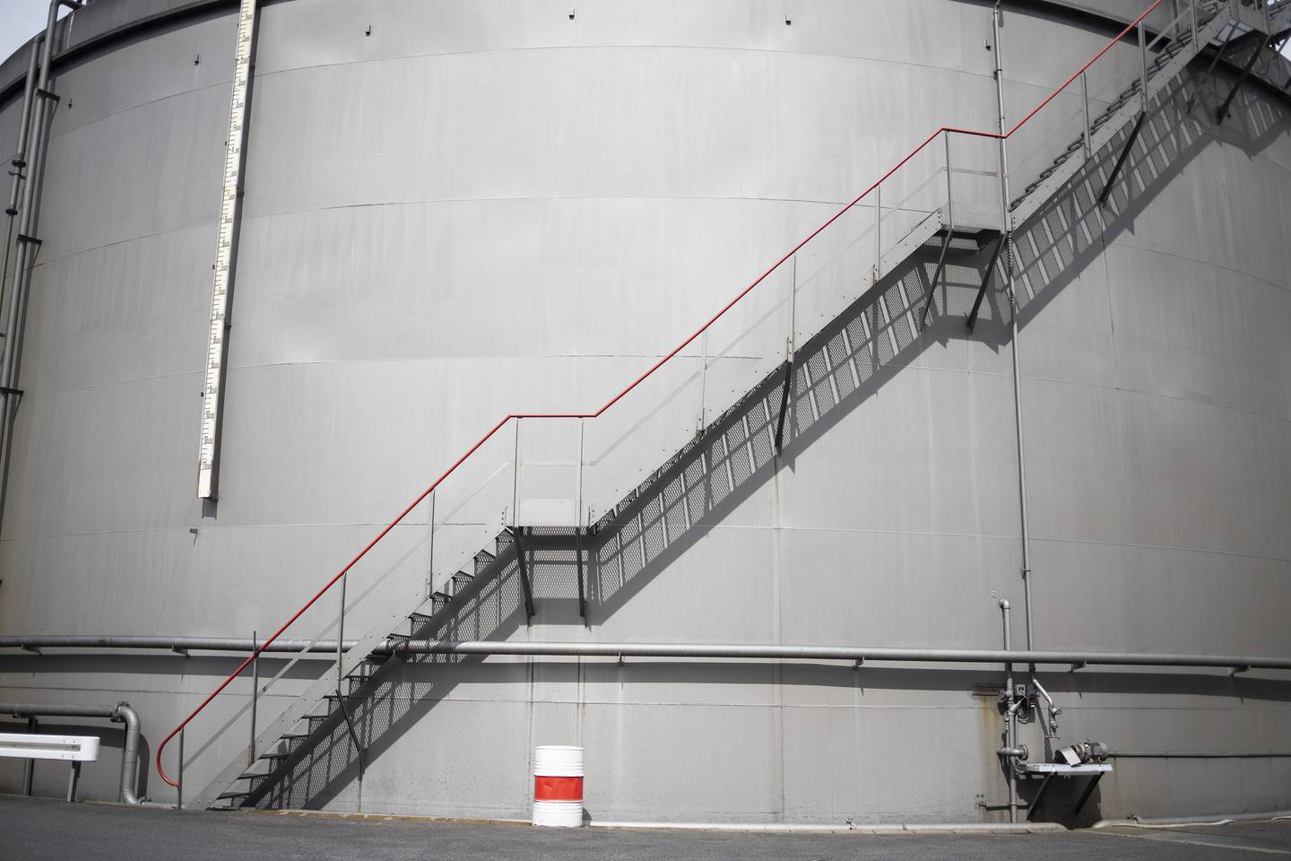 Una escalera sube por el lado de un silo de almacenamiento en la terminal de petróleo Erik Walther GmbH en el río Rin en Schweinfurt, Alemania, el martes 11 de junio de 2019. Fotógrafo: Alex Kraus/Bloomberg
