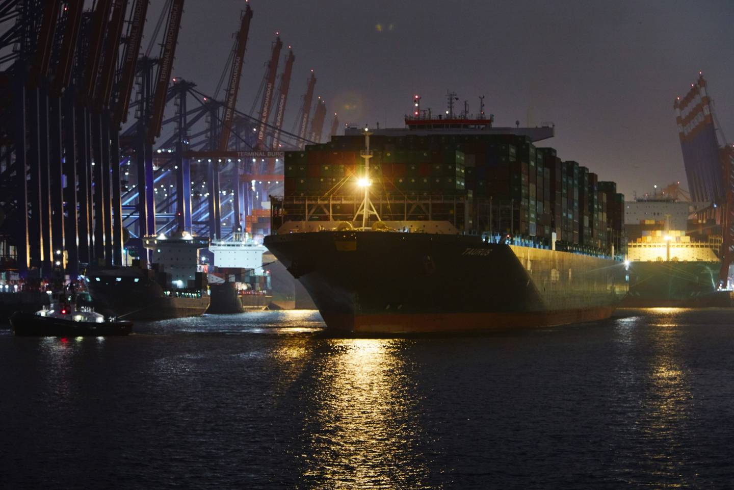 El buque portacontenedores Taurus, operado por Evergreen Marine Corp., con carga en el puerto de Hamburgo por la noche en Hamburgo, Alemania, el martes 10 de noviembre de 2020