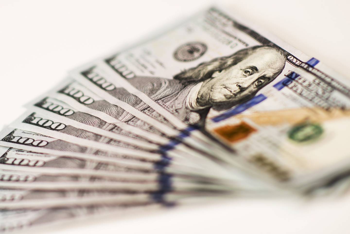 Dólar abrió a $4.970, aunque en sus primeras cotizaciones ya tocó los $5.000
