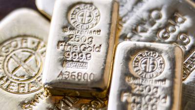 Oro se hunde a mínimo de más de dos años tras serie de alzas de tasas de interésdfd