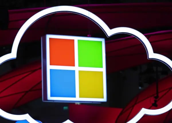 Logo de Microsoft Corp. al lado de una nube iluminada en CeBIT 2017 feria tech  en Hannover, Alemania. Photographer: Krisztian Bocsi/Bloomberg