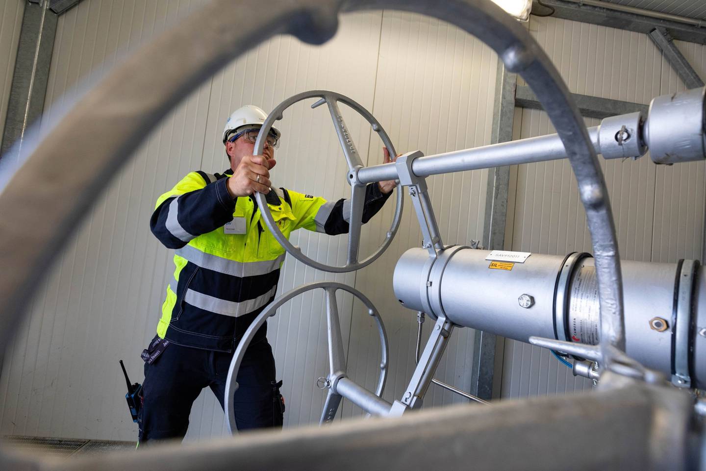 Un empleado ajusta la válvula de control de un cabezal de pozo en la instalación de almacenamiento de gas natural de Uniper SE Bierwang en Muhldorf, Alemania, el viernes 10 de junio de 2022.