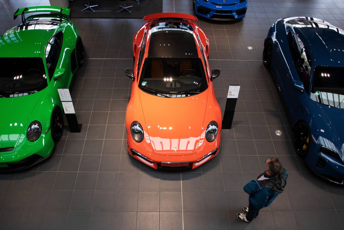Imagen de un showroom de Porsche
