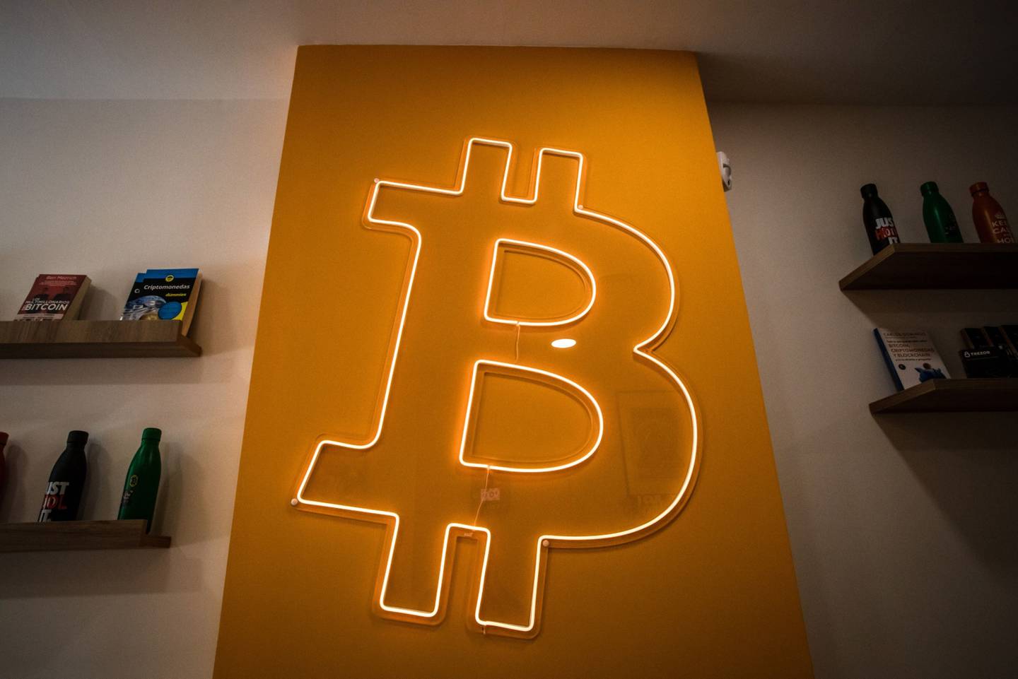Un cartel luminoso de Bitcoin en el interior de una bolsa de criptomonedas BitBase en Barcelona, España, el lunes 16 de mayo de 2022.