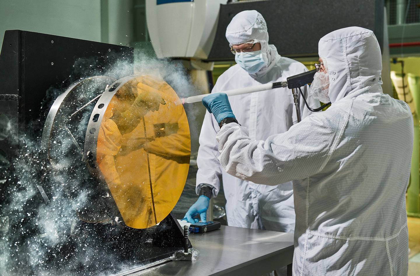La máxima promesa del telescopio Webb es una mayor comprensión en torno a dos preguntas fundamentales: ¿De dónde venimos y estamos solos? Arriba, los ingenieros trabajan en un espejo de prueba para el Telescopio Espacial James Webb en el Centro de Vuelo Espacial Goddard de la NASA en Maryland en 2015.Fuente: NASA / Chris Gunndfd