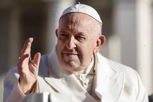 Pontífice volta ao Vaticano após se tratar em hospital