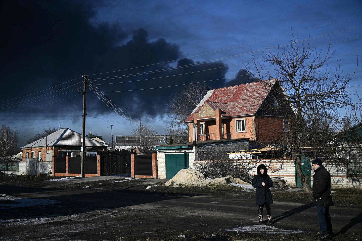 El humo se eleva desde un aeropuerto cerca de Kharkiv, Ucrania, el 24 de febrero.Fotógrafo: Aris Messinis/AFP/Getty Images