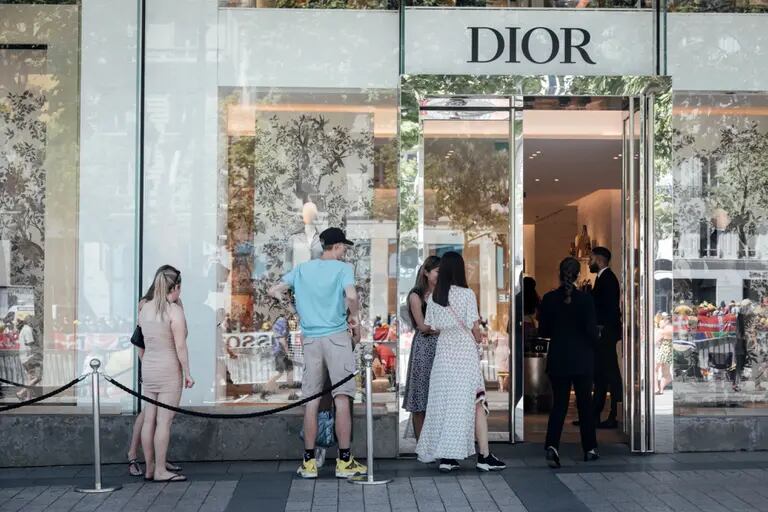 Clientes hacen cola para entrar en una tienda de lujo Christian Dior. Fotógrafo: Cyril Marcilhacy/Bloombergdfd