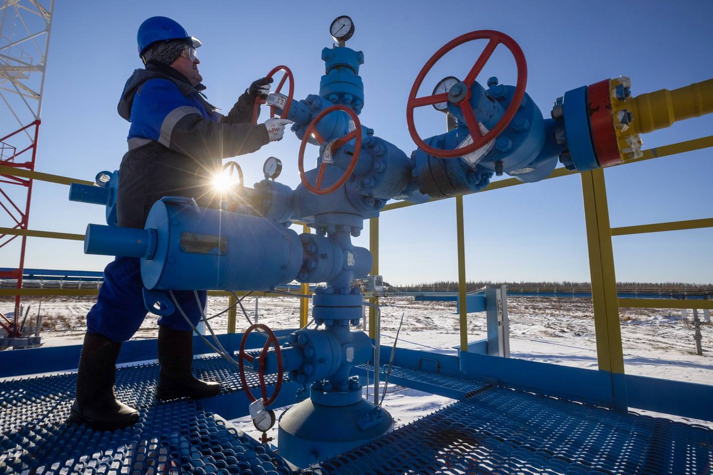 Un trabajador gira una rueda de válvula en un pozo de gas en el campo de petróleo, gas y condensado de Gazprom PJSC, una base de recursos para el gasoducto Power of Siberia, en el distrito de Lensk de la República de Sakha, Rusia, el martes 12 de octubre de 2021. Los futuros del gas natural en Europa bajaron después de que Rusia señalara que podría ofrecer volúmenes adicionales en breve.