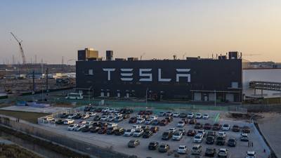 Tesla anunciaría menos entregas por cierre de planta de Shangháidfd