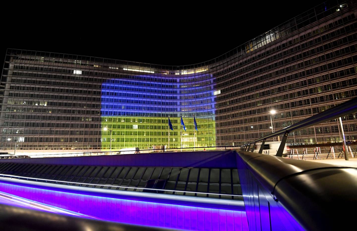 El edificio de la Comisión Europea iluminado con los colores de la bandera de Ucrania