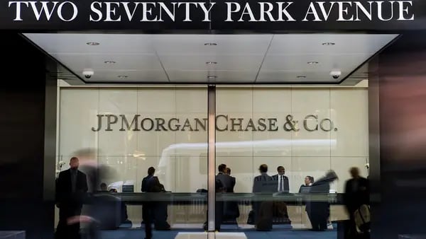 JPMorgan baja previsión económica de EE.UU. a “peligrosamente cerca” de recesióndfd