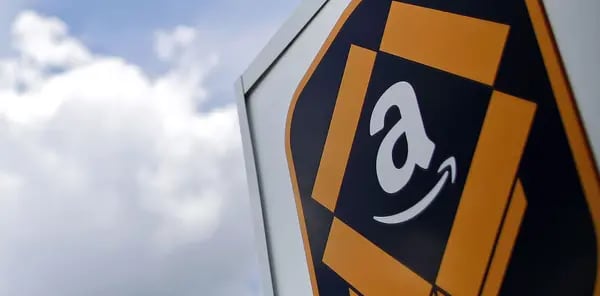 El logotipo de Amazon.com aparece en el exterior del centro de distribución de la empresa en Kenosha, Wisconsin, EE.UU. Fotógrafo: Jim Young/Bloomberg