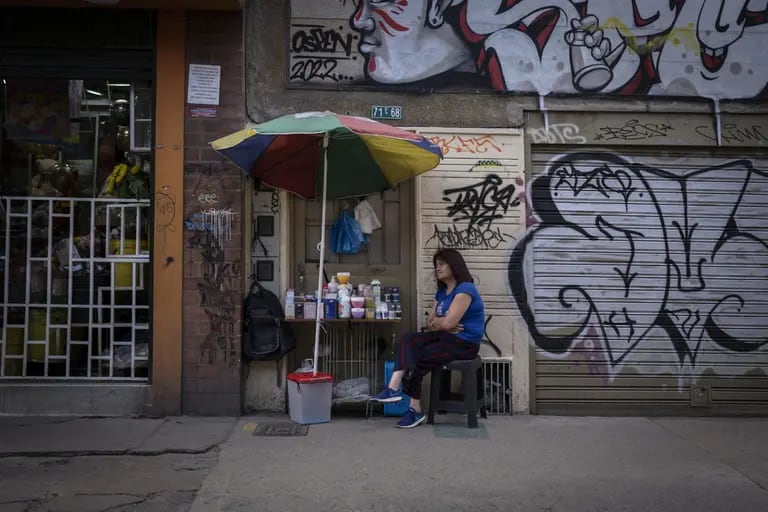 Un vendedor ambulante atiende un puesto en el barrio de Ciudad Bolívar de Bogotá, Colombia, el lunes 3 de abril de 2023dfd