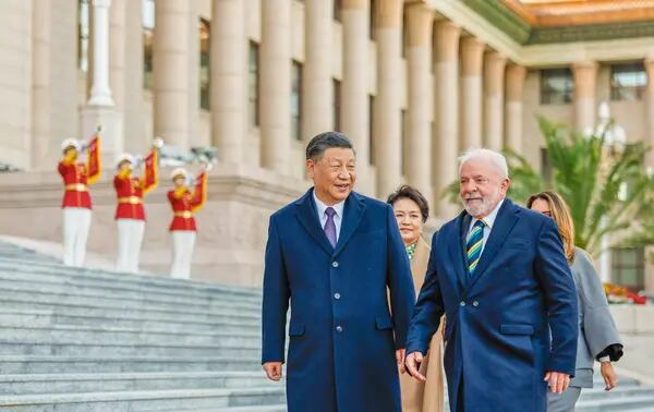 Xi Jinping e Lula durante a visita do brasileiro a Pequim no fim de semana, com as respectivas primeiras-damas