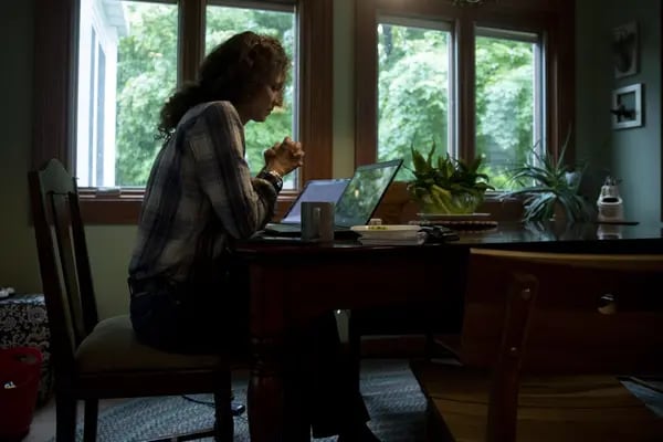 Una persona participa en una conferencia telefónica mientras trabaja desde casa en una fotografía tomada en Tiskilwa, Illinois, EE.UU., el martes 8 de septiembre de 2020.