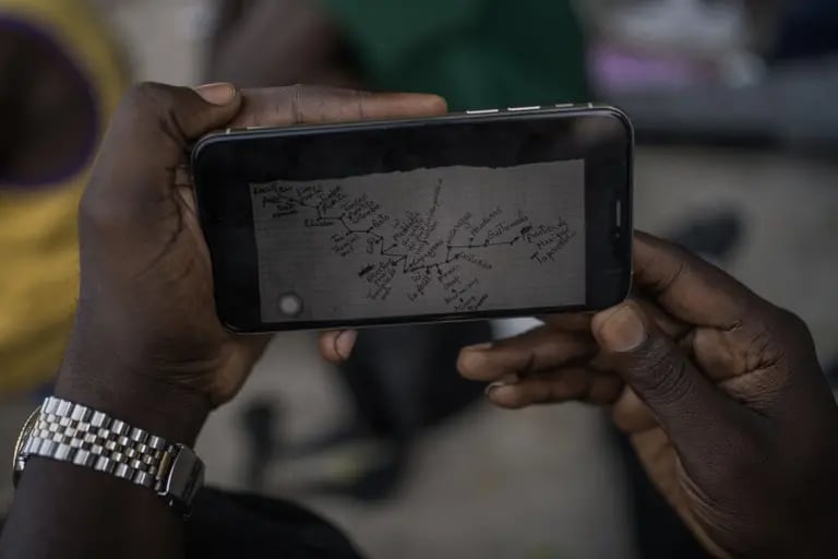 Mohamed Barry, senegalés de 28 años, sostiene su celular con la imagen de un mapa que dibujó de los países que ha recorrido en los últimos meses desde que salió de África, rumbo a Estados Unidos. En Tapachula, México. el lunes 11 de abril de 2022.dfd
