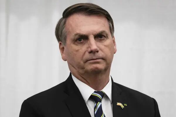 Foco de Bolsonaro na questão do voto impresso tem desviado a atenção do tratamento errático de seu governo para a pandemia