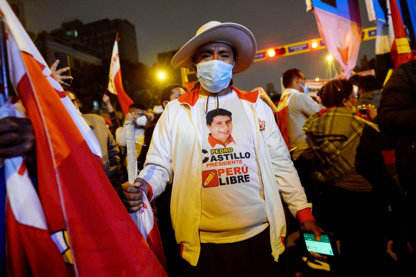 Los asistentes esperan la llegada de Pedro Castillo, candidato presidencial por el partido Perú Libre, a Lima, Perú, el jueves 10 de junio de 2021.dfd