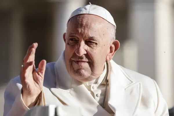 O Papa Francisco acena em sua última aparição pública nesta quarta-feira (29 de março), no Vaticano, antes de ser internado com infecção respiratória (Alessia Pierdomenico/Bloomberg)