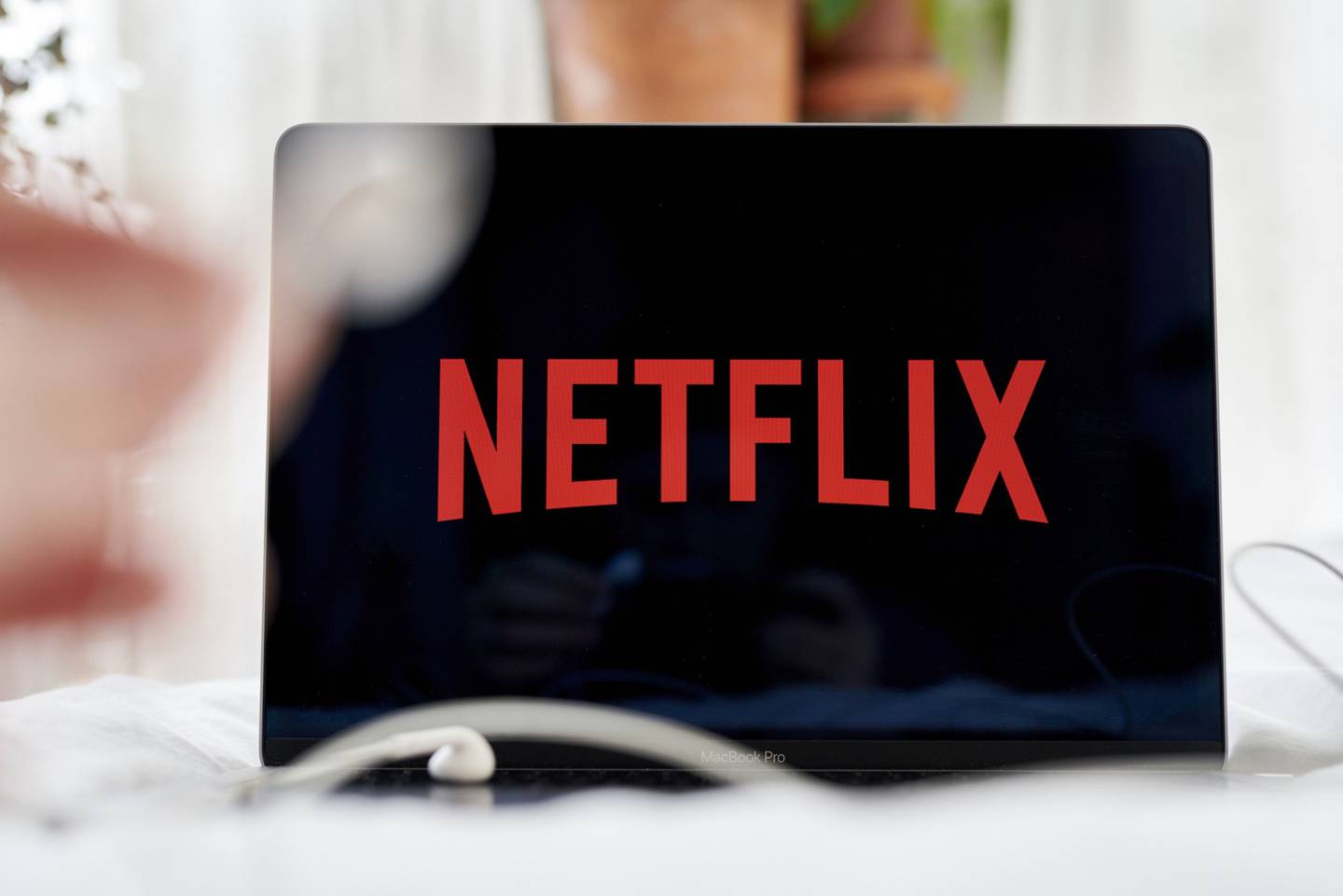 El logo de Netflix en una laptop