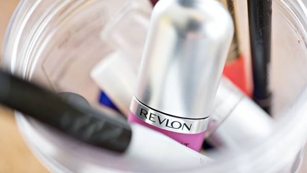 Acciones de Revlon se hunden tras reporte de que alista declaración de bancarrotadfd