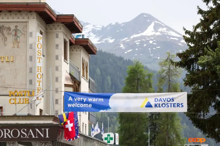 A banner reading "A very warm welcome" ahead of the World Economic Forum (WEF) in Davos, May 22.dfd