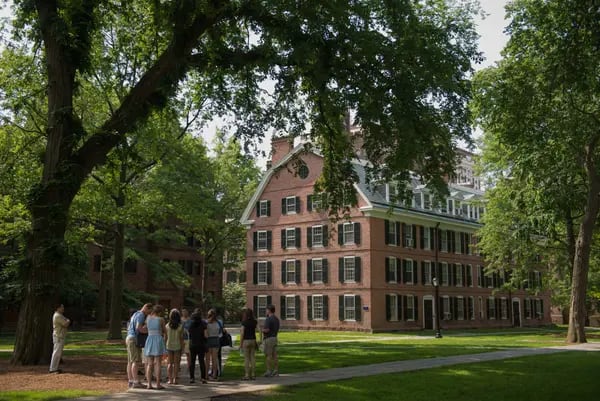 Un grupo de turistas en el campus de la Universidad de Yale en New Haven, Connecticut. F