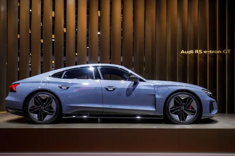 Audi, que dice que venderá su último coche con motor de gas en 2026, pretende normalizar los vehículos eléctricos como el RS E-Tron GT. Fotógrafo: Qilai Shen/Bloombergdfd