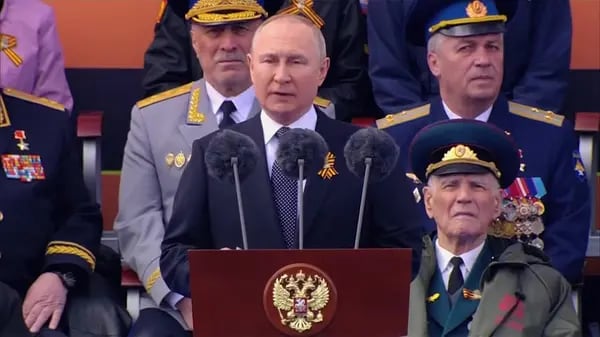 En su discurso en el desfile militar, Putin dijo que las tropas rusas están luchando “por la seguridad de nuestra patria”.
