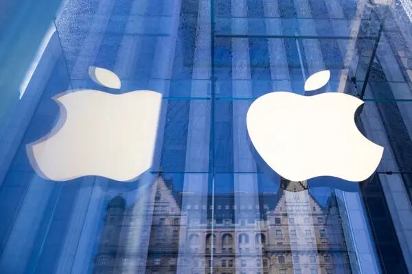 Un logotipo de Apple Inc. fuera de una tienda en Nueva York, el viernes 24 de septiembre de 2021.