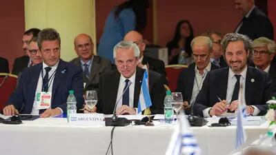Acompañado por el ministro Massa y el canciller Cafiero, el presidente argentino cuestionó las negociaciones de Uruguay por el acuerdo del Traspacífico