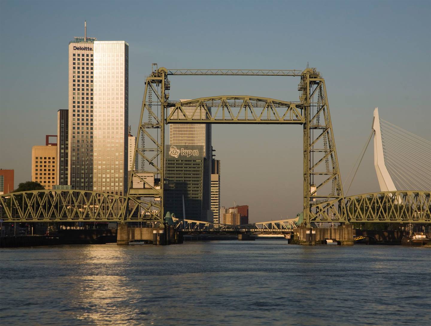 El puente Koningshavenbrug "De Hef" en Rotterdam, Países Bajos