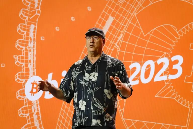 Mayor Dan Gelber speaks during the Bitcoin 2023 conference in Miami Beach.dfd