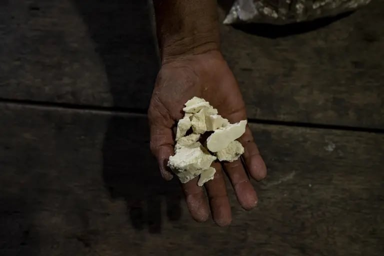 Un agricultor sostiene pasta de cocaína en San Miguel, Putumayo, Colombia, el sábado 26 de noviembre de 2022. La provincia colombiana de Putumayo es un proveedor clave del aumento sin precedentes de la producción de cocaína. Fotógrafo: Esteban Vanegas/Bloombergdfd