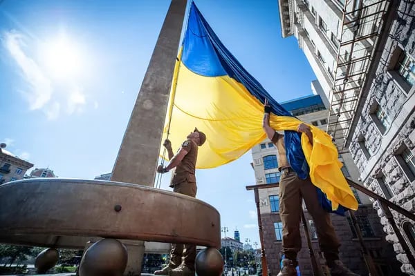 Militares ucranianos izan una bandera en el Día del Estado Ucraniano cerca del Ayuntamiento de Kiev el 28 de julio.