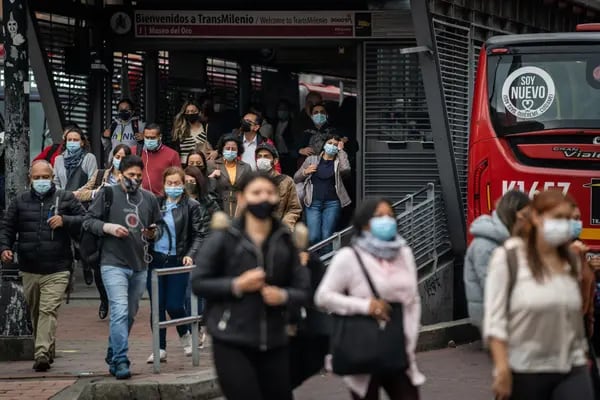 Viajeros salen de la estación de TransMilenio en Bogotá, Colombia, el lunes 7 de febrero de 2022.