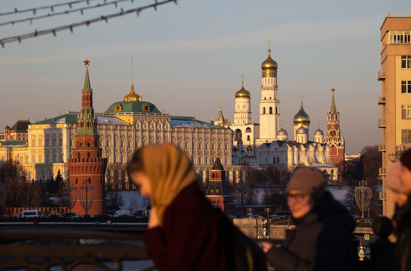 El Gran Palacio del Kremlin, a la izquierda, y la Catedral de la Anunciación en Moscú, Rusia, el martes 15 de febrero de 2022.